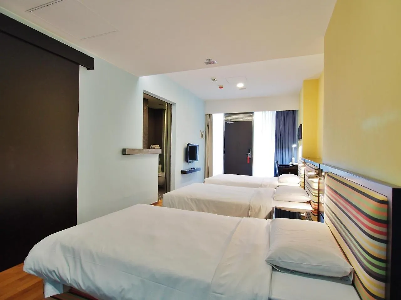 Отель Y Loft Гонконг 3*,